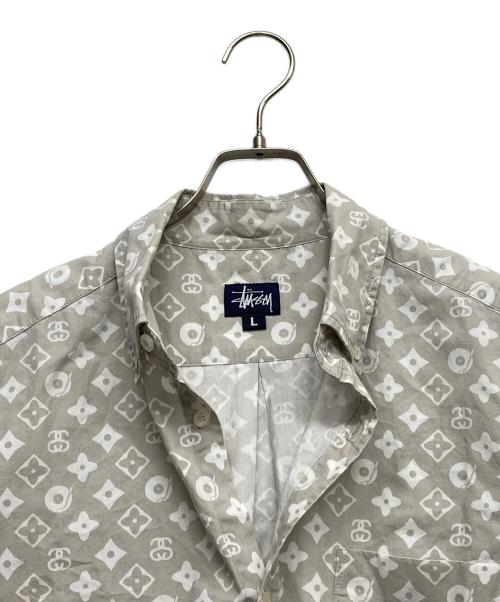 stussy（ステューシー）stussy (ステューシー) モノグラムS/Sシャツ ホワイト×ライトグレー サイズ:Lの古着・服飾アイテム