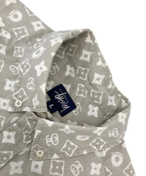 stussy（ステューシー）stussy (ステューシー) モノグラムS/Sシャツ ホワイト×ライトグレー サイズ:Lの古着・服飾アイテム