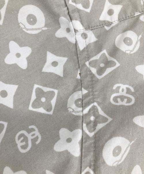 stussy（ステューシー）stussy (ステューシー) モノグラムS/Sシャツ ホワイト×ライトグレー サイズ:Lの古着・服飾アイテム