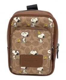 COACH（コーチ）の古着「シグネチャー スヌーピー プリントバッグ」｜ブラウン