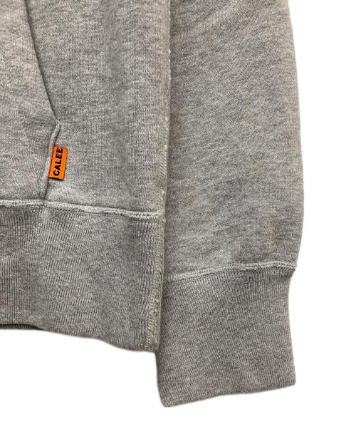 CALEE（キャリー）CALEE (キャリー) プリントパーカー ライトグレー サイズ:M 未使用品の古着・服飾アイテム