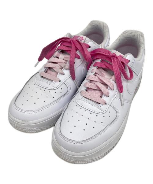NIKE（ナイキ）NIKE (ナイキ) AIR FORCE 1 '07 SE ホワイト/ホワイト-プレイフルピンク ホワイト サイズ:24.5の古着・服飾アイテム