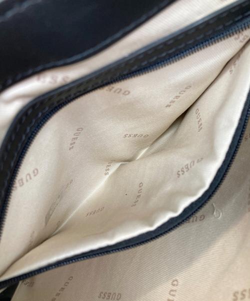 GUESS（ゲス）GUESS (ゲス) IN LOVE TOP HANDLE FLAP ブラックの古着・服飾アイテム