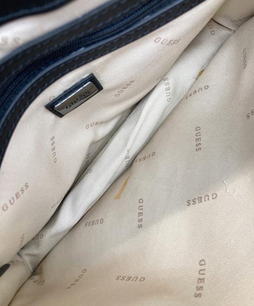 GUESS（ゲス）GUESS (ゲス) IN LOVE TOP HANDLE FLAP ブラックの古着・服飾アイテム