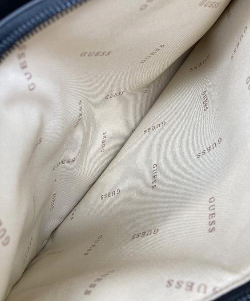 GUESS（ゲス）GUESS (ゲス) IN LOVE TOP HANDLE FLAP ブラックの古着・服飾アイテム