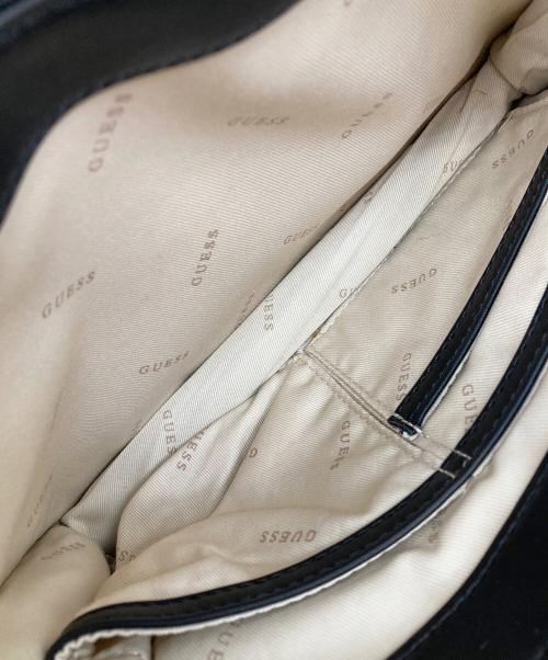 GUESS（ゲス）GUESS (ゲス) IN LOVE TOP HANDLE FLAP ブラックの古着・服飾アイテム