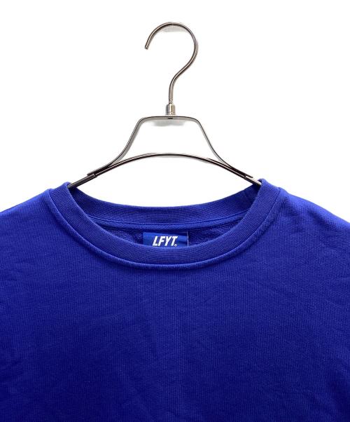 LFYT（エルエフワイティー）LFYT (エルエフワイティー) SIDE PRINTED SCRIPT LOGO CREW SWEAT ブルー サイズ:Lの古着・服飾アイテム