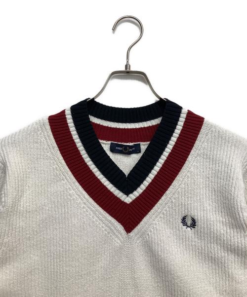 FRED PERRY（フレッドペリー）FRED PERRY (フレッドペリー) Vネックニット ホワイト サイズ:Mの古着・服飾アイテム