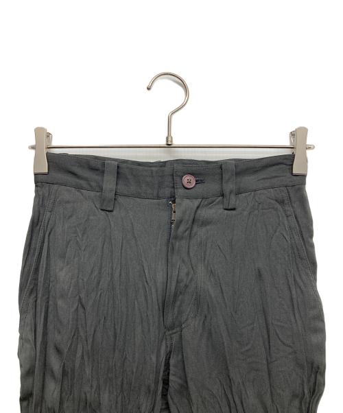 ISSEY MIYAKE（イッセイミヤケ）ISSEY MIYAKE (イッセイミヤケ) ポリ ワッシャー加工  パンツ グレー サイズ:Sの古着・服飾アイテム
