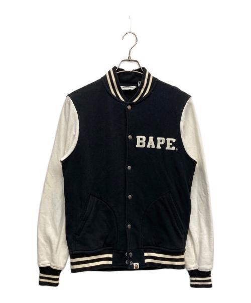 A BATHING APE（アベイシングエイプ）A BATHING APE (アベイシングエイプ) ロゴスタジャン ホワイト×ネイビー サイズ:Mの古着・服飾アイテム