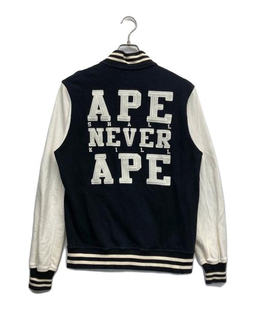 A BATHING APE（アベイシングエイプ）A BATHING APE (アベイシングエイプ) ロゴスタジャン ホワイト×ネイビー サイズ:Mの古着・服飾アイテム