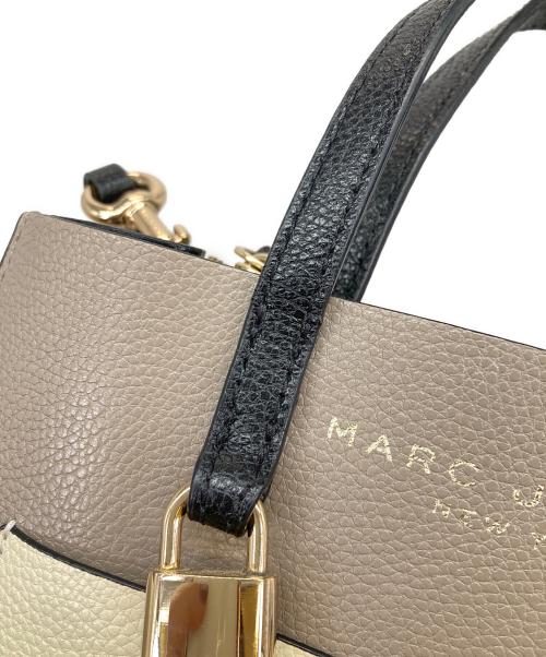 MARC JACOBS（マークジェイコブス）MARC JACOBS (マークジェイコブス) ショルダーバッグ アイボリー×ベージュの古着・服飾アイテム