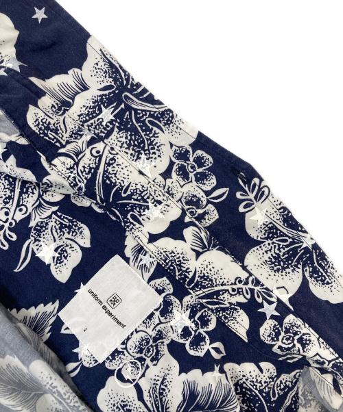 uniform experiment（ユニフォームエクスペリメント）uniform experiment (ユニフォームエクスペリメント) TROPICAL FLOWER STAR B.D SHIRT ホワイト×ネイビー サイズ:2の古着・服飾アイテム