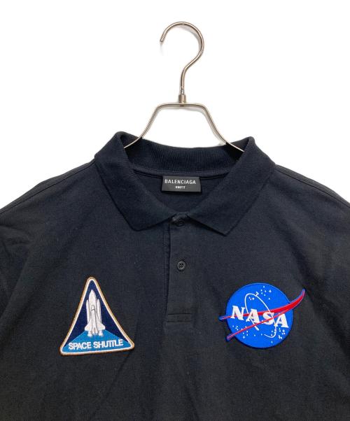 BALENCIAGA（バレンシアガ）BALENCIAGA (バレンシアガ) NASA SPACE BADGE EMBROIDERED UNIFIT POLO SHIRT ブラック サイズ:Sの古着・服飾アイテム