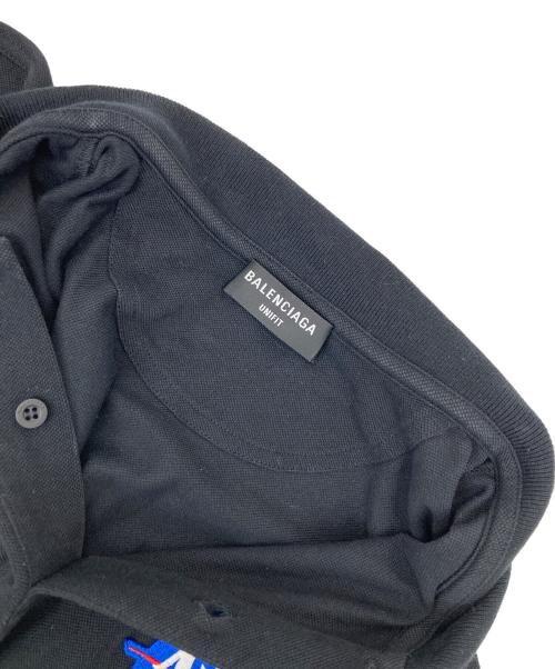 BALENCIAGA（バレンシアガ）BALENCIAGA (バレンシアガ) NASA SPACE BADGE EMBROIDERED UNIFIT POLO SHIRT ブラック サイズ:Sの古着・服飾アイテム