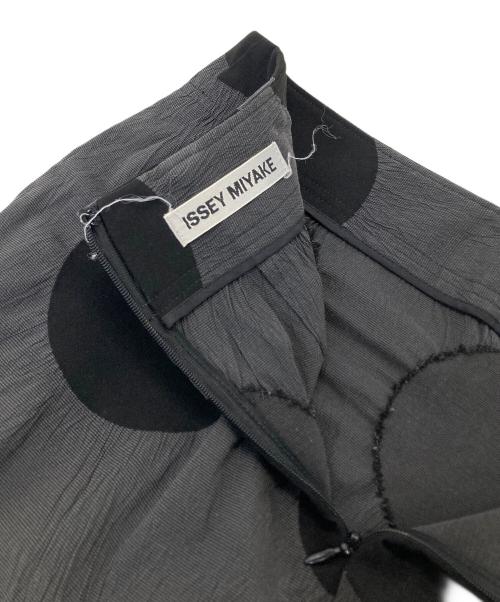 ISSEY MIYAKE（イッセイミヤケ）ISSEY MIYAKE (イッセイミヤケ) ドットタイトスカート グレー×ブラック サイズ:1の古着・服飾アイテム