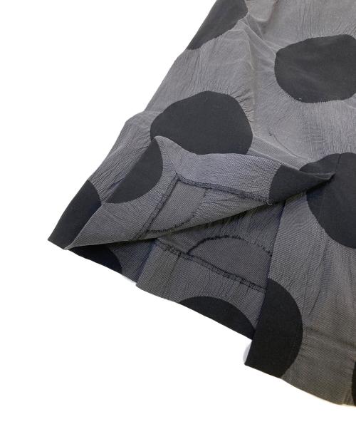 ISSEY MIYAKE（イッセイミヤケ）ISSEY MIYAKE (イッセイミヤケ) ドットタイトスカート グレー×ブラック サイズ:1の古着・服飾アイテム