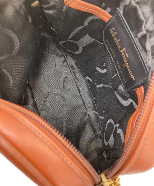 Salvatore Ferragamo（サルヴァトーレ フェラガモ）Salvatore Ferragamo (サルヴァトーレ フェラガモ) ヴァラレザーショルダーバッグ ブラウンの古着・服飾アイテム