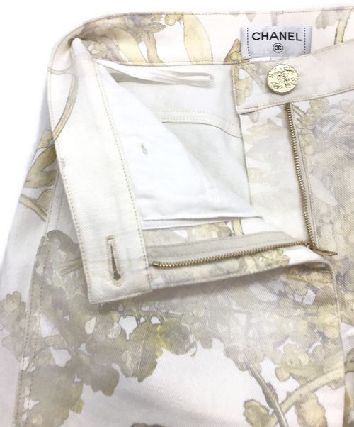 CHANEL（シャネル）CHANEL (シャネル) ココボタン ボタニカルプリント デニムパンツ ホワイト×ベージュ サイズ:34の古着・服飾アイテム