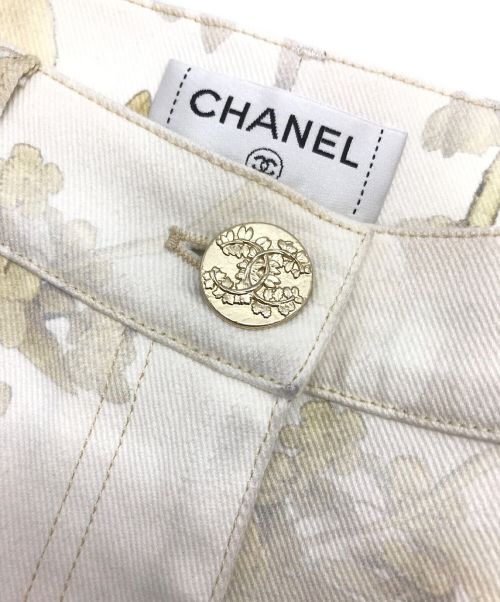 CHANEL（シャネル）CHANEL (シャネル) ココボタン ボタニカルプリント デニムパンツ ホワイト×ベージュ サイズ:34の古着・服飾アイテム