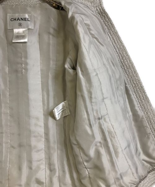 CHANEL（シャネル）CHANEL (シャネル) リボン付ココボタンツイードジャケット グレー サイズ:36の古着・服飾アイテム