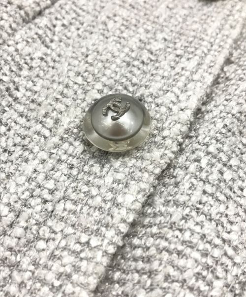 CHANEL（シャネル）CHANEL (シャネル) リボン付ココボタンツイードジャケット グレー サイズ:36の古着・服飾アイテム