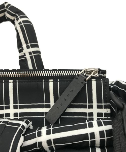 MARNI（マルニ）MARNI (マルニ) 2WAYパフトートバッグ ブラック×ホワイトの古着・服飾アイテム