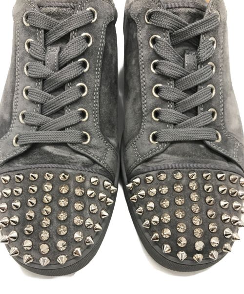 Christian Louboutin（クリスチャン・ルブタン）Christian Louboutin (クリスチャン・ルブタン) スタッズスウェードスニーカー グレー サイズ:39 1/2の古着・服飾アイテム