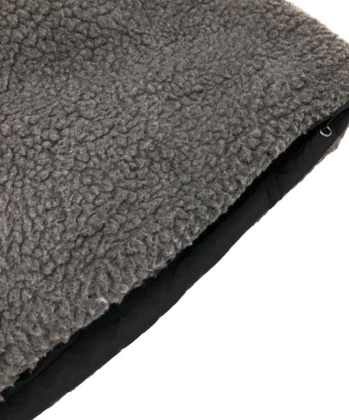 PERUSHU（ペルーシュ）PERUSHU (ペルーシュ) MLB (エムエルビー) コラボスタンドネックリバーシブルナイロンボアブルゾン ブラック×グレー サイズ:Lの古着・服飾アイテム