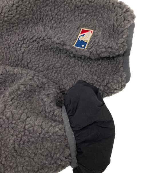 PERUSHU（ペルーシュ）PERUSHU (ペルーシュ) MLB (エムエルビー) コラボスタンドネックリバーシブルナイロンボアブルゾン ブラック×グレー サイズ:Lの古着・服飾アイテム