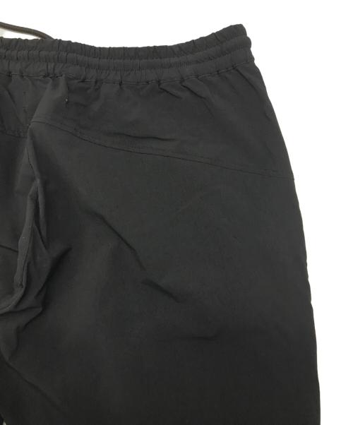 1PIU1UGUALE3 RELAX（ウノピゥウノウグァーレトレ リラックス）1PIU1UGUALE3 RELAX (ウノピゥウノウグァーレトレ リラックス) KAPPA (カッパ) ムービングストレッチパンツ ブラック サイズ:XLの古着・服飾アイテム