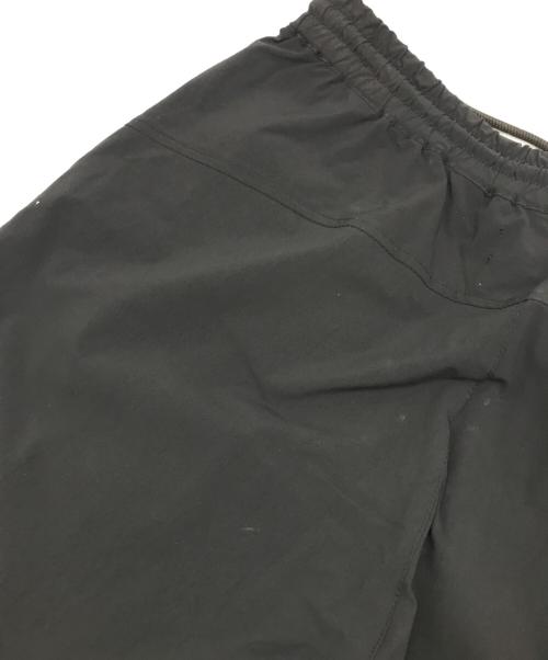 1PIU1UGUALE3 RELAX（ウノピゥウノウグァーレトレ リラックス）1PIU1UGUALE3 RELAX (ウノピゥウノウグァーレトレ リラックス) KAPPA (カッパ) ムービングストレッチパンツ ブラック サイズ:XLの古着・服飾アイテム