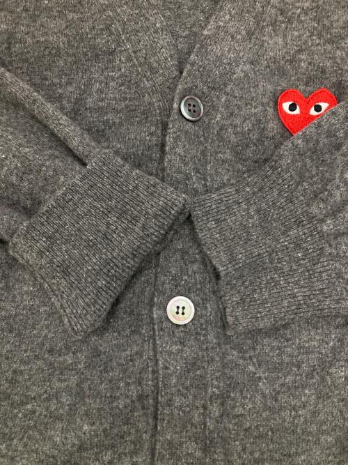 PLAY COMME des GARCONS（プレイコムデギャルソン）PLAY COMME des GARCONS (プレイコムデギャルソン) ハートワッペン ウールカーディガン グレー サイズ:XXLの古着・服飾アイテム