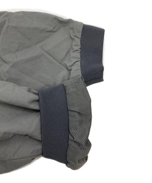 Liberaiders（リベレイダース）Liberaiders (リベレイダース) ナイロンチームプルオーバー グレー サイズ:Ｍの古着・服飾アイテム