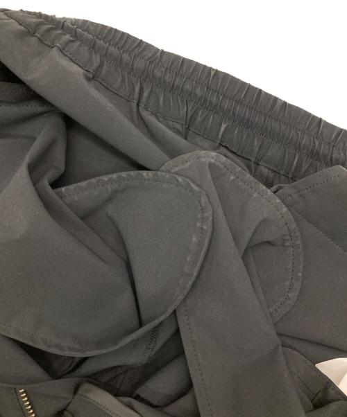 ATTACHMENT（アタッチメント）ATTACHMENT (アタッチメント) ノイズコーティング4WAYストレッチタフタ2タックワイドテーパードパンツ ブラック サイズ:1の古着・服飾アイテム