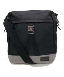 TUMI（トゥミ）の古着「メタルバックル ショルダーバッグ」｜ブラック