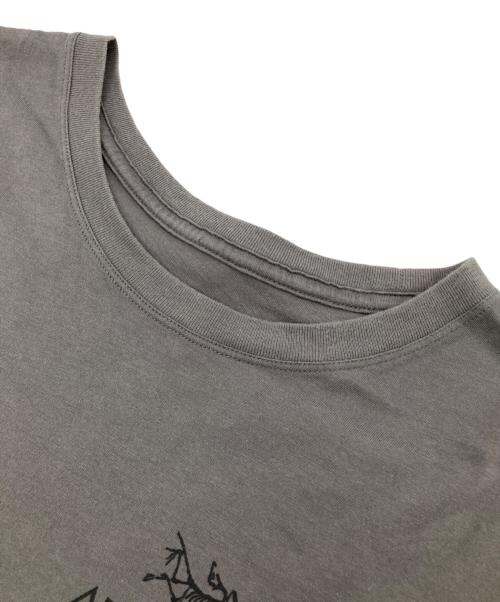 ARC'TERYX（アークテリクス）ARC'TERYX (アークテリクス) EMBLEM SS T-SHIRT グレー サイズ:Sの古着・服飾アイテム