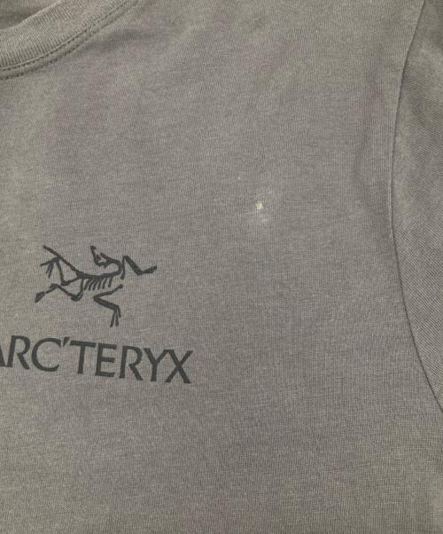 ARC'TERYX（アークテリクス）ARC'TERYX (アークテリクス) EMBLEM SS T-SHIRT グレー サイズ:Sの古着・服飾アイテム