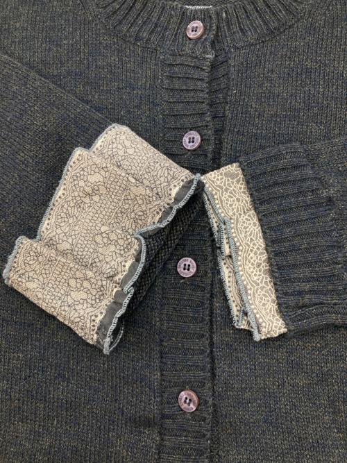 VERSACE JEANS COUTURE（ヴェルサーチ ジーンズクチュール）VERSACE JEANS COUTURE (ヴェルサーチ ジーンズクチュール) フリルドッキングクルーネックカーディガン グレー サイズ:Mの古着・服飾アイテム