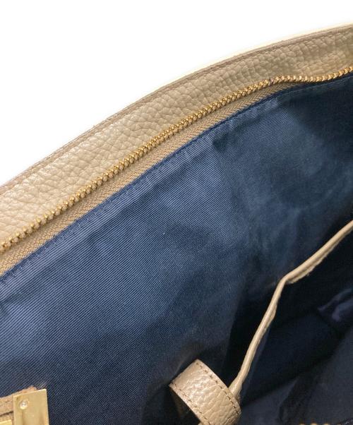 A.D.M.J.（エーディーエムジェイ）A.D.M.J. (エーディーエムジェイ) ear PAPILLONNER (イアパピヨネ) 型押し2WAYリュック ベージュの古着・服飾アイテム