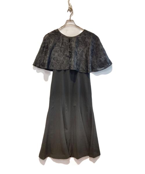 THE URBAN BLANCHE（ザ アーバンブランシュ）THE URBAN BLANCHE (ザ アーバンブランシュ) Cape layerd bare dress ブラック 未使用品の古着・服飾アイテム