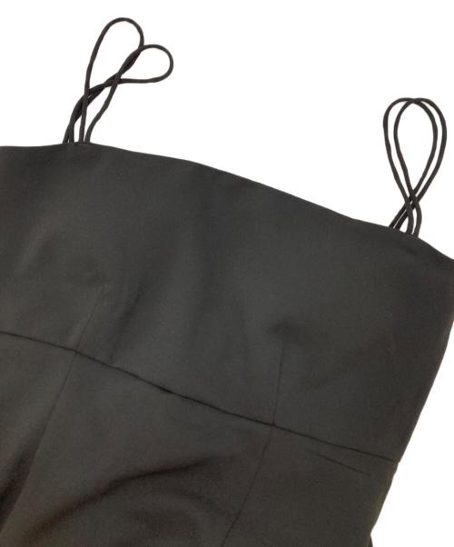 THE URBAN BLANCHE（ザ アーバンブランシュ）THE URBAN BLANCHE (ザ アーバンブランシュ) Cape layerd bare dress ブラック 未使用品の古着・服飾アイテム