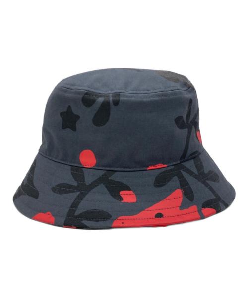Vivienne Westwood（ヴィヴィアンウエストウッド）Vivienne Westwood (ヴィヴィアンウエストウッド) バケットハット グレー×レッドの古着・服飾アイテム