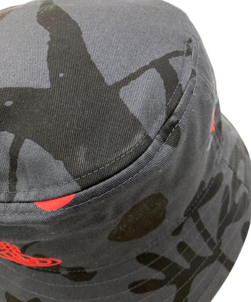 Vivienne Westwood（ヴィヴィアンウエストウッド）Vivienne Westwood (ヴィヴィアンウエストウッド) バケットハット グレー×レッドの古着・服飾アイテム