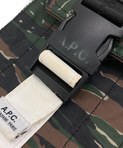 A.P.C.（アーペーセー）A.P.C. (アーペーセー) APC NECK POUCH TRECK オリーブの古着・服飾アイテム