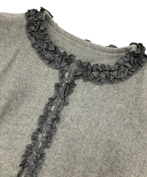 TO BE CHIC（トゥービーシック）TO BE CHIC (トゥービーシック) フリルティアードコート グレー サイズ:40の古着・服飾アイテム