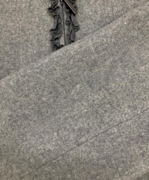 TO BE CHIC（トゥービーシック）TO BE CHIC (トゥービーシック) フリルティアードコート グレー サイズ:40の古着・服飾アイテム