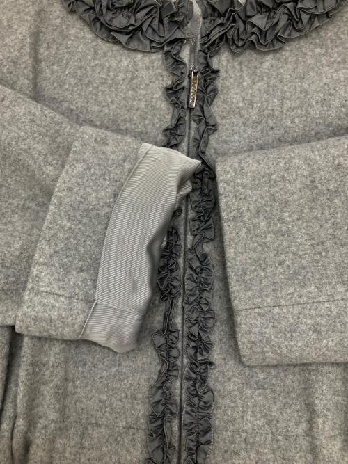 TO BE CHIC（トゥービーシック）TO BE CHIC (トゥービーシック) フリルティアードコート グレー サイズ:40の古着・服飾アイテム