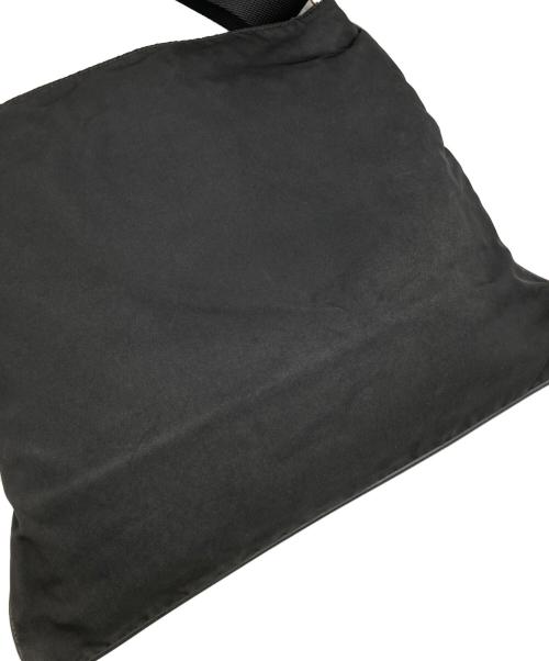 PRADA（プラダ）PRADA (プラダ) ロゴプレートナイロンショルダーバッグ ブラックの古着・服飾アイテム