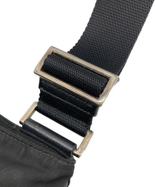 PRADA（プラダ）PRADA (プラダ) ロゴプレートナイロンショルダーバッグ ブラックの古着・服飾アイテム